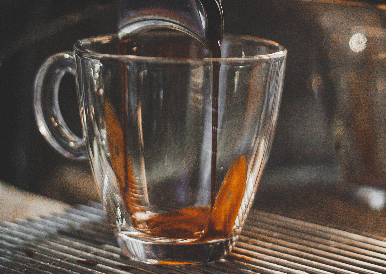 Espresso wird in eine klare Tasse in Erlangen gegossen, ideal für Kaffeeliebhaber.