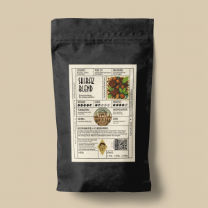 Schwarze Verpackung von Shiraz Blend Kaffee, gekennzeichnet durch seinen intensiven Geschmack und dunkle Röstung, ideal für Espresso.