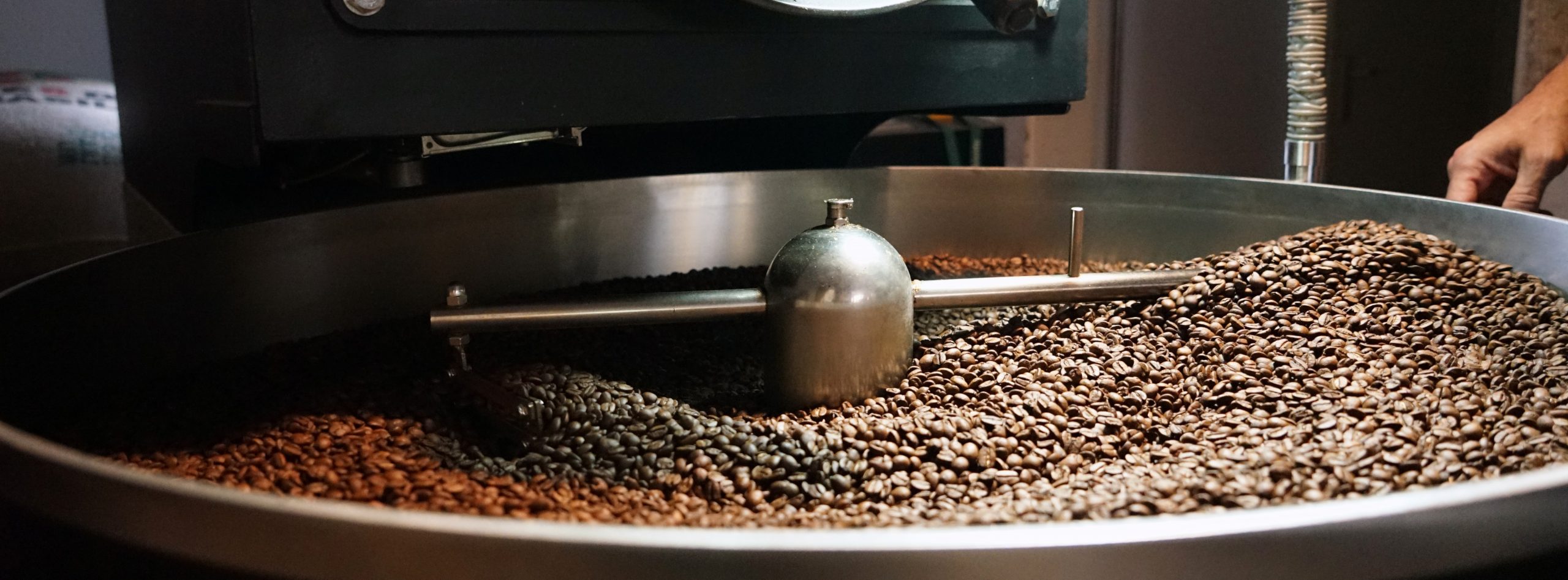 Frisch geröstete Kaffeebohnen in einer Röstmaschine in Erlangen.
