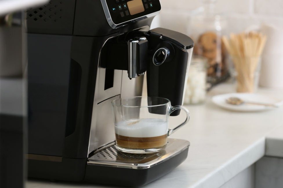Ein moderner Kaffeevollautomat bei der Kaffeezubereitung