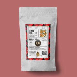 Verpackung des Kenia Masai AA Kaffees mit rot-schwarzem Muster und dem Logo von Amir der Kaffeemann auf einem warmen orangefarbenen Hintergrund.